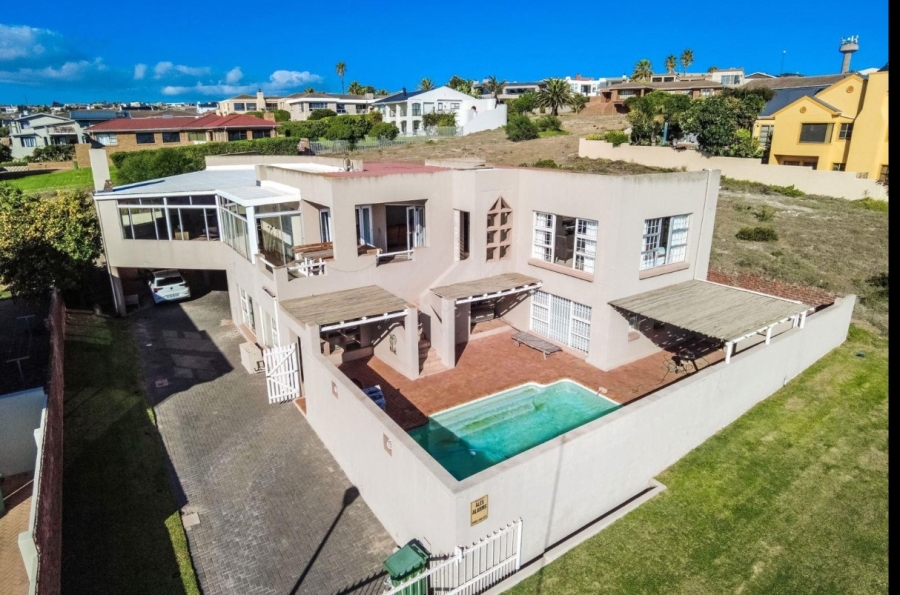 8 Bedroom Property for Sale in Middedorp Western Cape